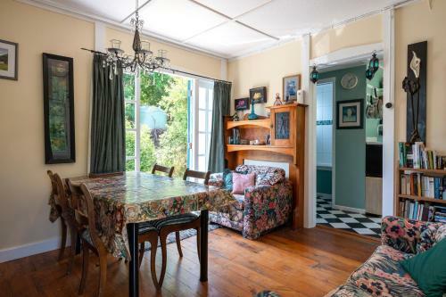 Birdsong Cottage - Rocky Bay Holiday Home