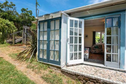 Birdsong Cottage - Rocky Bay Holiday Home