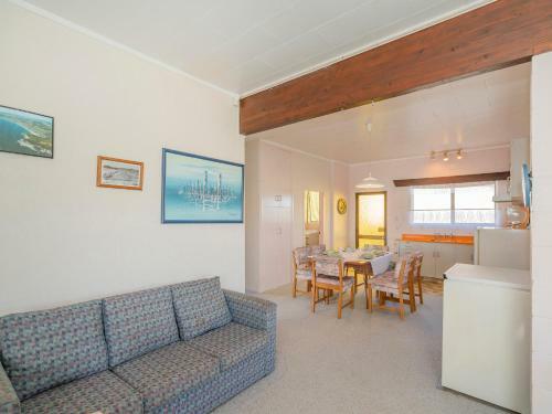 Cosy At Cooks - Cooks Beach Downstairs Holiday Unit