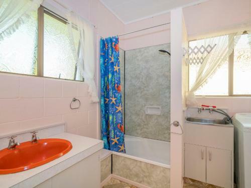 Cosy At Cooks - Cooks Beach Downstairs Holiday Unit