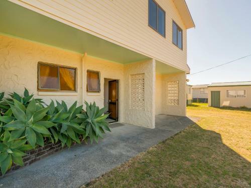 Cosy At Cooks - Cooks Beach Downstairs Holiday Unit