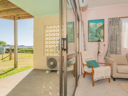 Cosy At Cooks - Cooks Beach Downstairs Holiday Unit