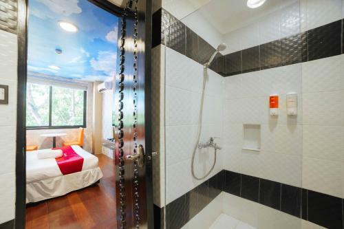 Hotel Reddoorz Plus @ Aguirre Ave Bf Homes