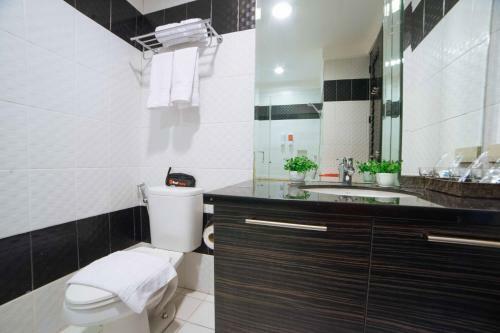 Hotel Reddoorz Plus @ Aguirre Ave Bf Homes