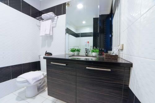 Hotel Reddoorz Plus @ Aguirre Ave Bf Homes