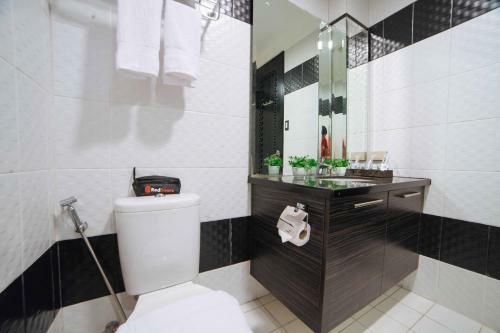 Hotel Reddoorz Plus @ Aguirre Ave Bf Homes