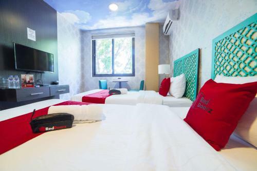 Hotel Reddoorz Plus @ Aguirre Ave Bf Homes
