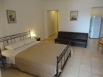 Aparthotel Polydoros
