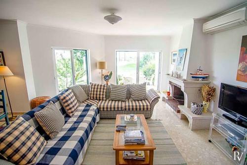 Villa In Cavacos Sleeps 10 With Pool Air Con And Wifi