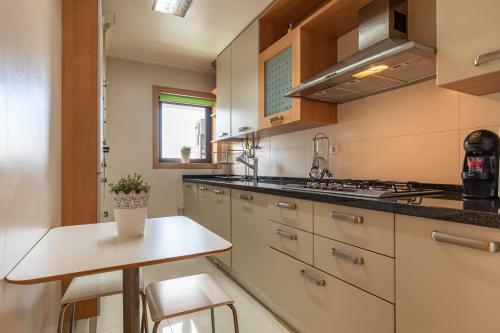 Lovelystay - Modern Apartment In Anjos