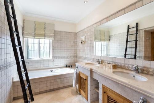Quinta Do Lago Villa Sleeps 11 Pool Air Con T607975