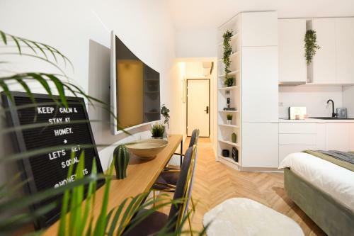 Apartamento Cream. Old Town Studio With Balcony & Netflix