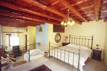 Hostal Ifigenia Luxury Suites