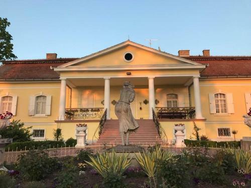 Hotel Schulhoff, Castle And Winery