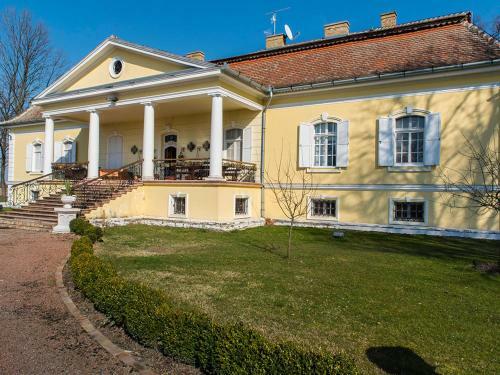 Hotel Schulhoff, Castle And Winery