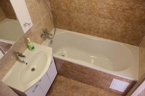 Apartment Tikhomirova 1