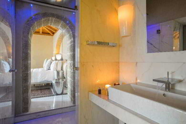 Hotel Moni Emvasis Luxury Suites