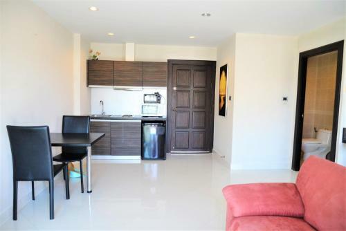 Park Lane Studio Apartment With Swimming Pool View Pattaya