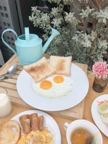 Kinnon Deluxe Hostel Coworking Cafe