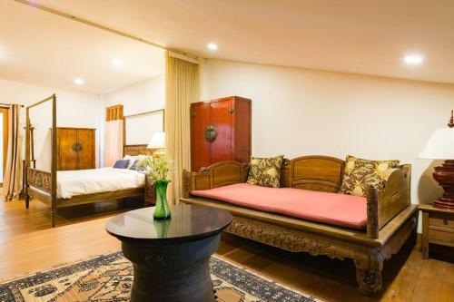 Artisan's Antique House - Silom