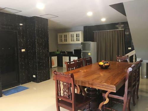 Hostal 3 Bedrooms Private House In Thappraya