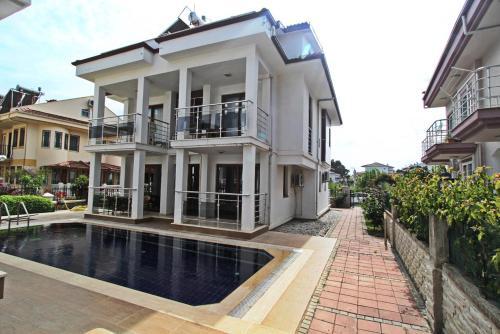 Aquamarine Apartments A1