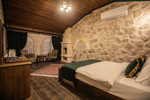 Hotel Ada Cave Suites