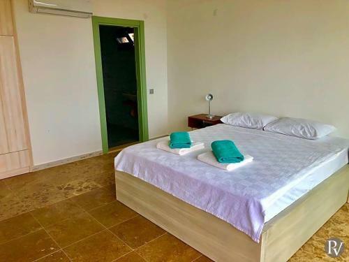 Gebze Villa Sleeps 6 With Pool And Air Con