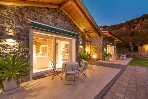 Keciler Villa Sleeps 8 With Pool Air Con And Wifi