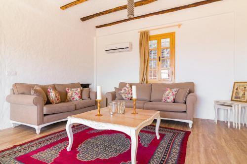 Keciler Villa Sleeps 6 With Pool Air Con And Wifi