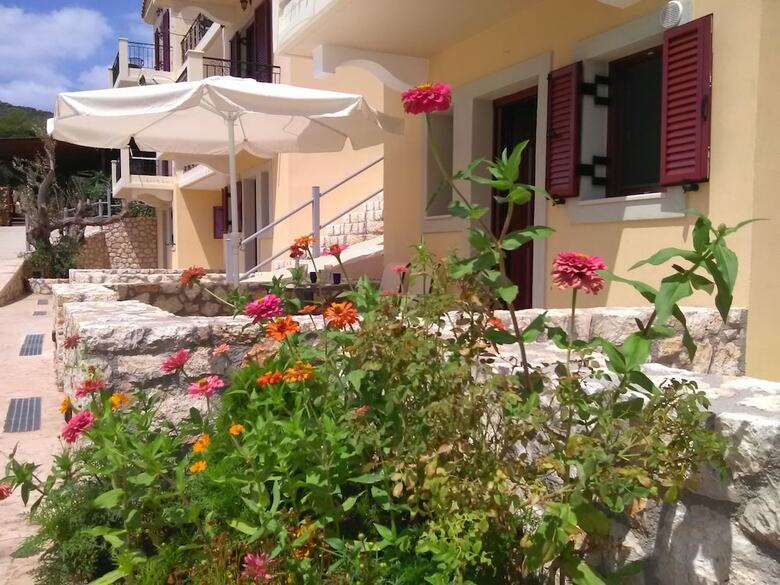 Mikros Gialos Apartments