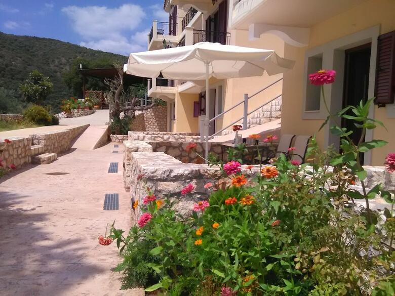 Mikros Gialos Apartments