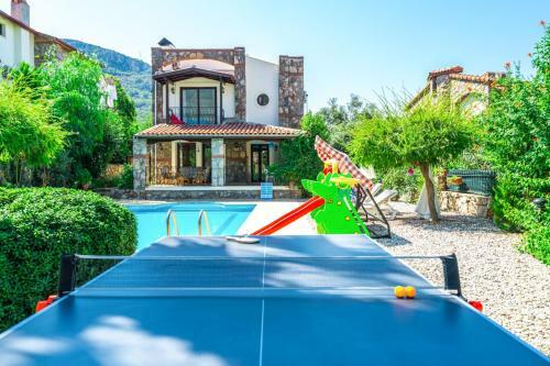 Oludeniz Villa Sleeps 6 With Pool Air Con And Wifi