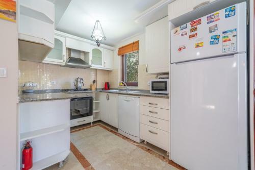 Oludeniz Villa Sleeps 6 With Pool Air Con And Wifi