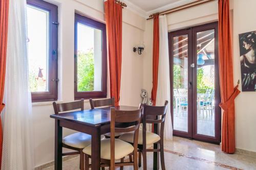 Oludeniz Villa Sleeps 6 With Pool Air Con And Wifi