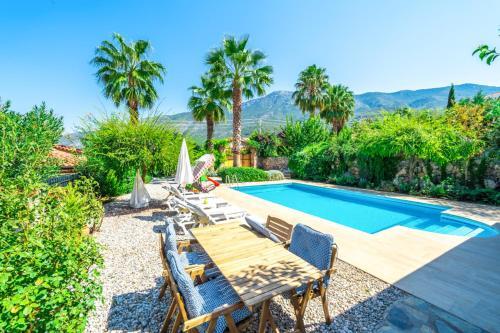 Oludeniz Villa Sleeps 6 With Pool Air Con And Wifi