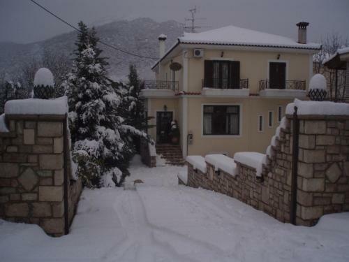 Hostal Aroanios Hotel