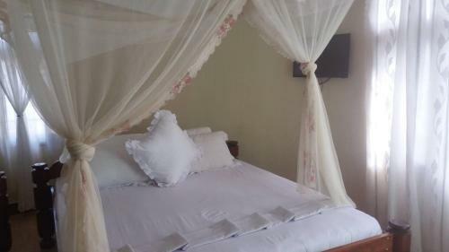 Hostal Room In Bb - Amazing Accommodation In Arusha Furaha Lodge