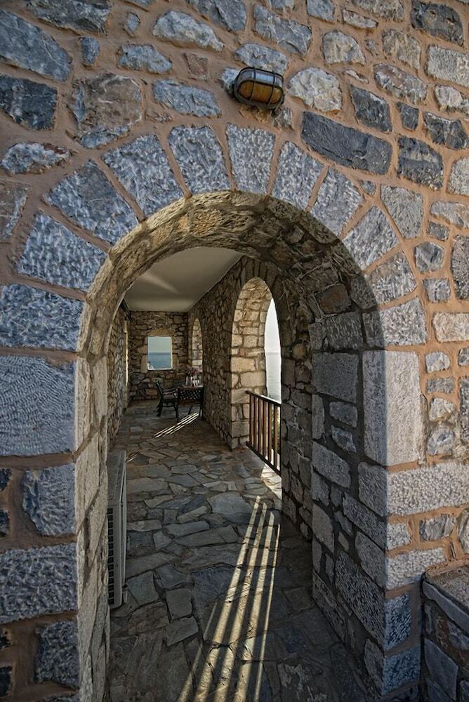 Hotel Limeni Village