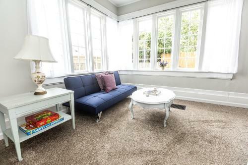 Trendy Lakeview Craftsman