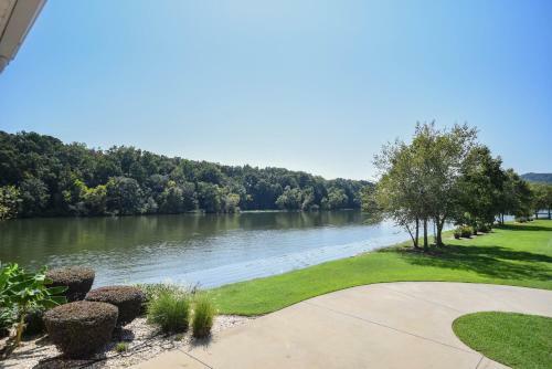 Large Home On Private Peninsula With Hot Tub + Sauna! Home