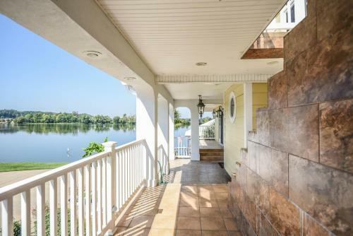 Large Home On Private Peninsula With Hot Tub + Sauna! Home