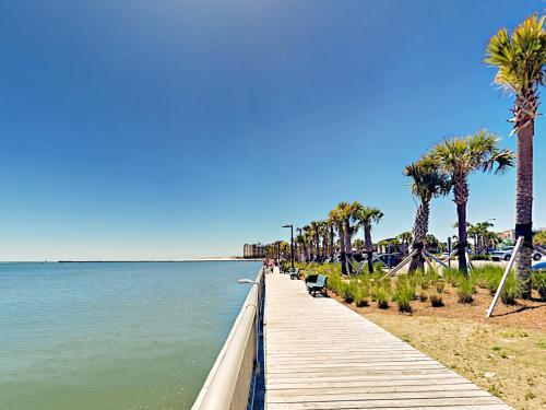 Apartamento New Listing! Remodeled Duplex - 2 Blocks To Beach! Duplex