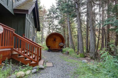 Hanging Glacier Chalet
