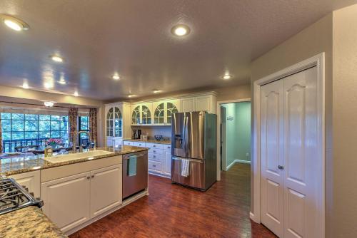Upscale Flagstaff House With Hot Tub, Deck And Mtn Views!