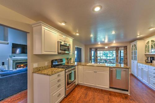 Upscale Flagstaff House With Hot Tub, Deck And Mtn Views!