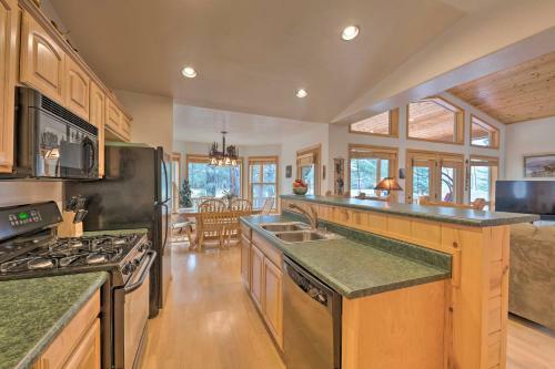 Pinetop Golf Course Home With Furnished Deck!