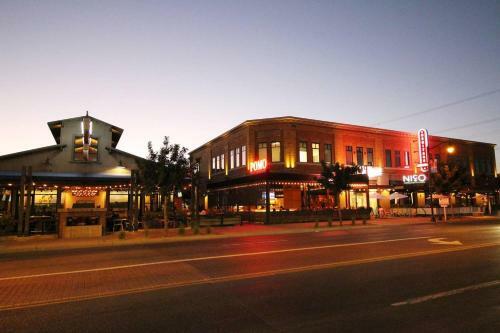 Cozy Gilbert Condo Walking Distance To Downtown !