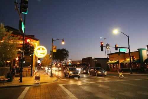 Cozy Gilbert Condo Walking Distance To Downtown !