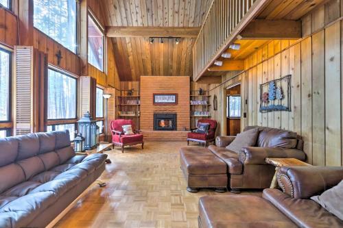 Woodsy Pinetop Cabin - Hike, Golf And Paddle!